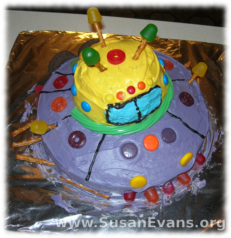 alien-spaceship-cake