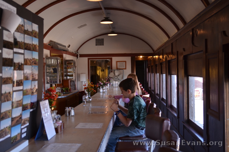 dining-train-car